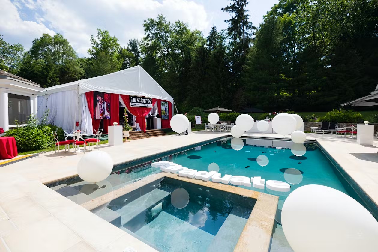 How to Celebrate Your Graduation Party by the Poolside