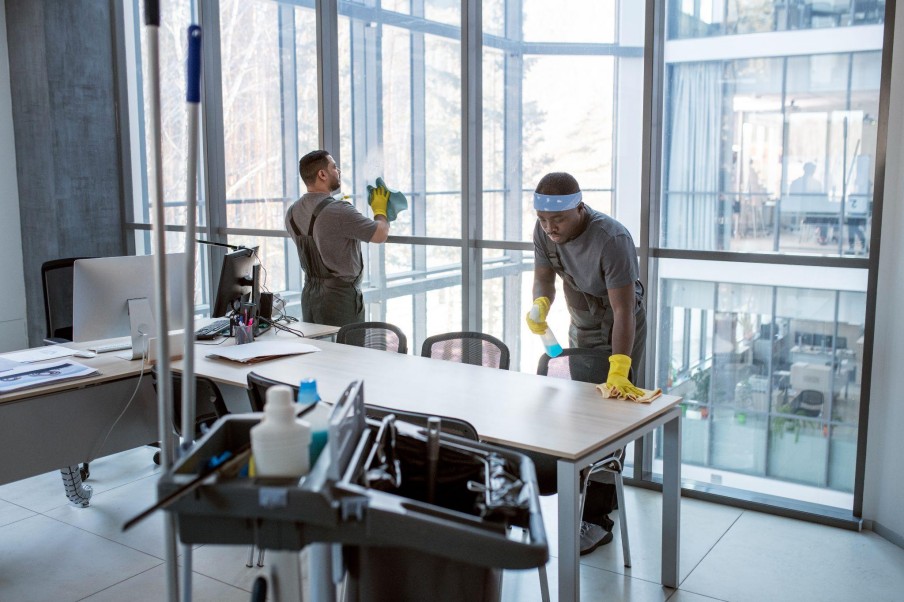 What a Comprehensive Commercial Office Cleaning Service Should Include